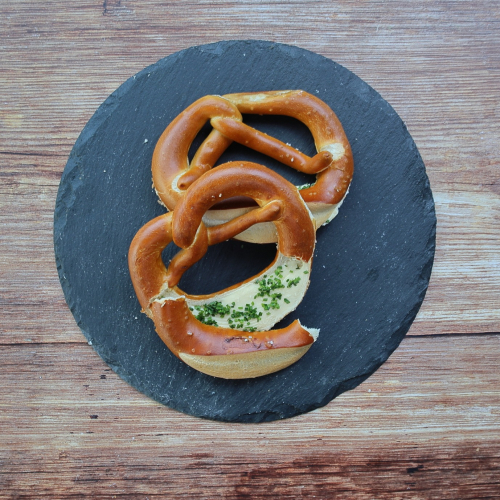 Laugenbrezel mit Butter und Schnittlauch