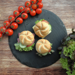 Platte  mit Mini-Brötchen Natur