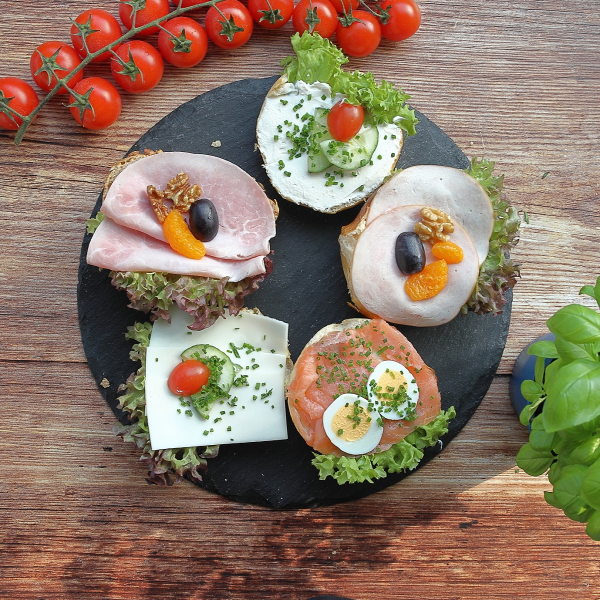 Halbe belegte Brötchen Platte