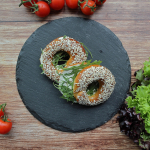 Haferflocken-Laugenringe mit Rucola