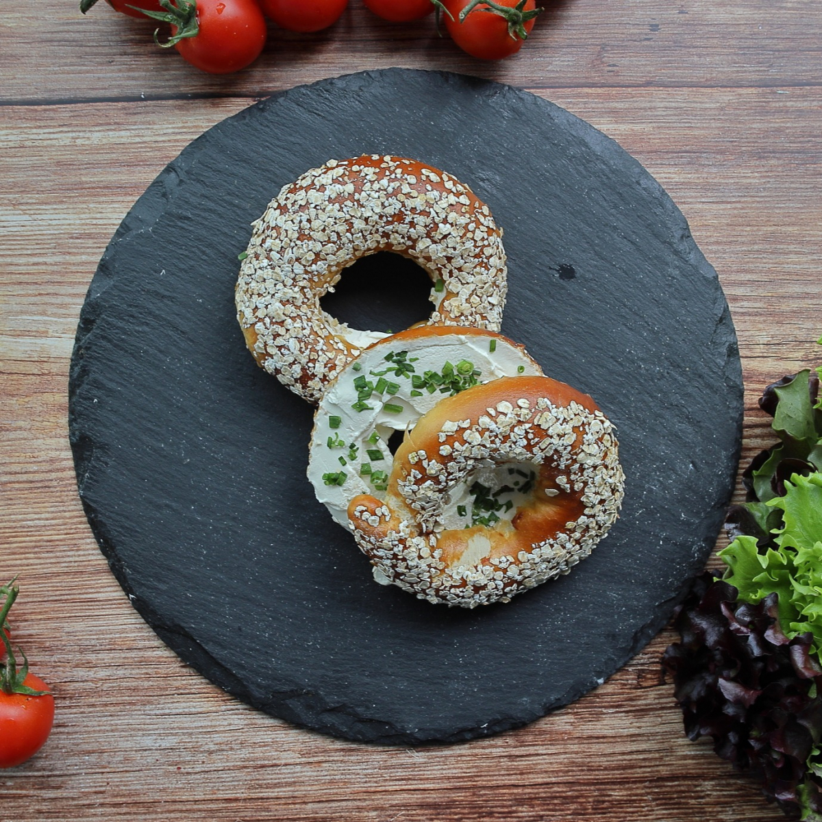 Haferflocken-Laugenringe mit Schnittlauch