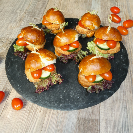 Mini-Laugenbrötchen mit Mini-Hähnchenschnitzel & Salsa-Soße