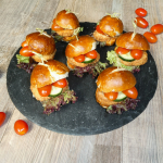 Mini-Laugenbrötchen mit Mini-Hähnchenschnitzel & Salsa-Soße
