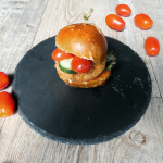 Mini-Laugenbrötchen mit Mini-Hähnchenschnitzel & Salsa-Soße