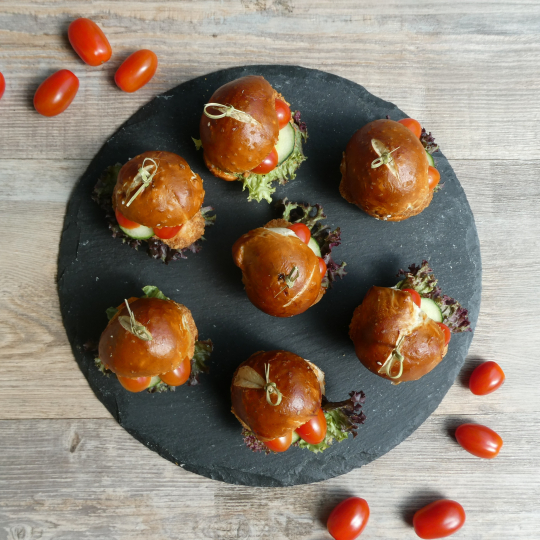 Mini-Laugenbrötchen mit Mini-Hähnchenschnitzel & Salsa-Soße