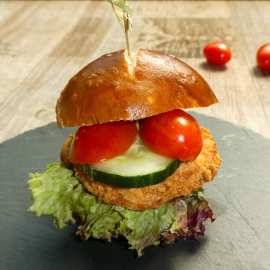 Mini-Laugenbrötchen mit Mini-Hähnchenschnitzel & Salsa-Soße